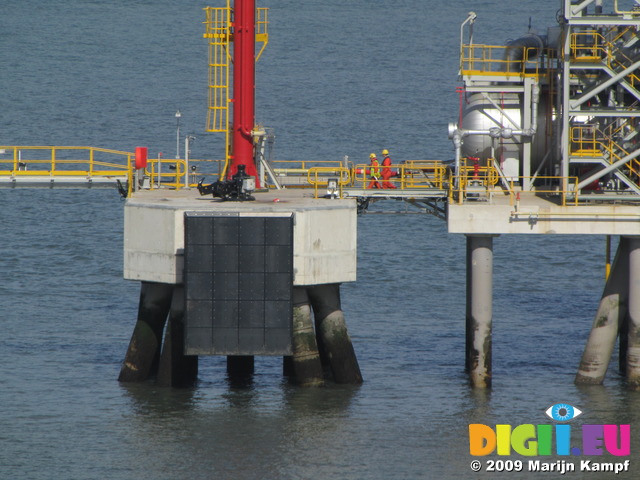 SX03128 Workers on oil rigs in Milford Haven